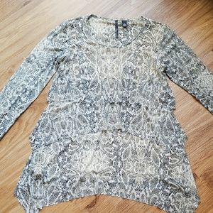 (Skyes The Limit)Ruffle Tiered Sharkbite Tunic